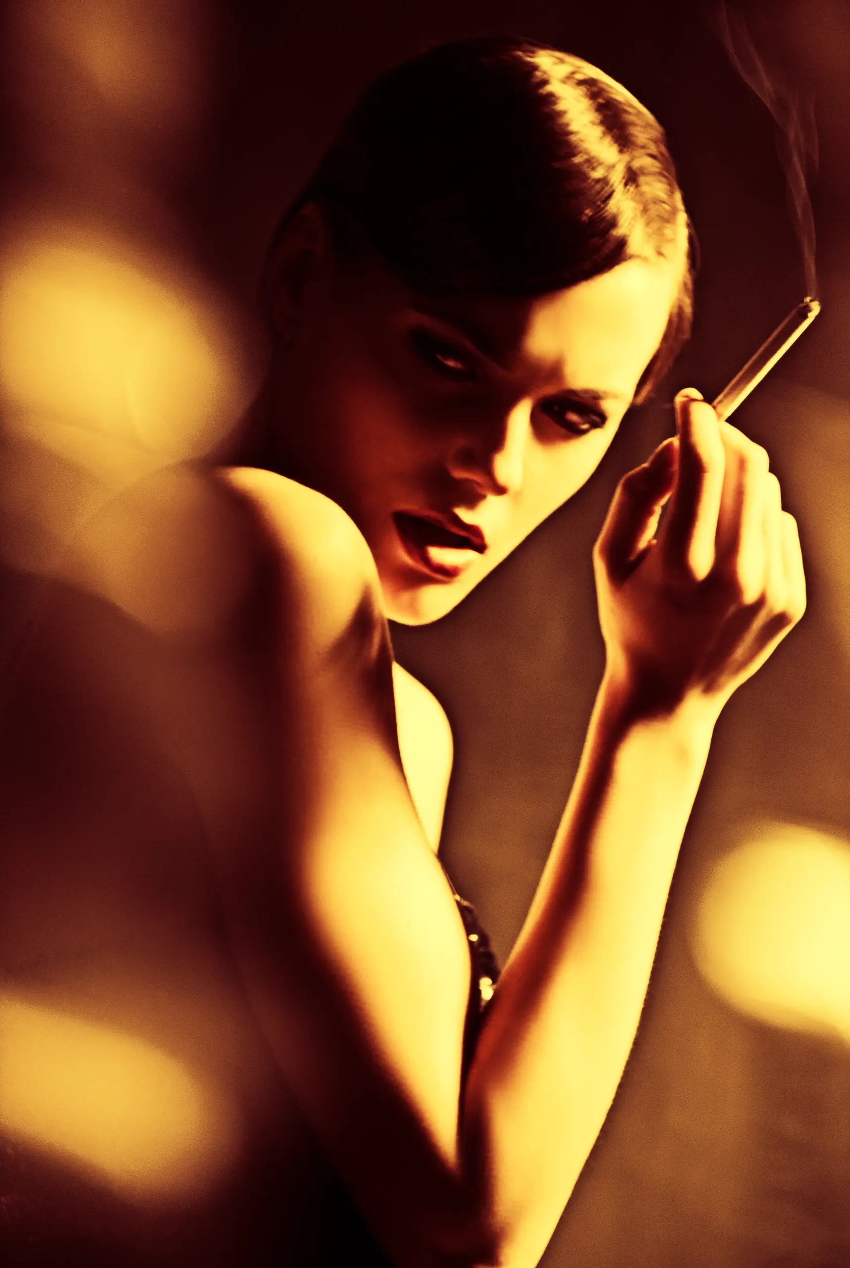 Fashionportrait Alena Erbslöh inszeniert als Femme Fatale · Studio-Inszenierung zwischen Filmzitat und Modestrecke · Fashionfotograf Jens Achtert · imagecouture