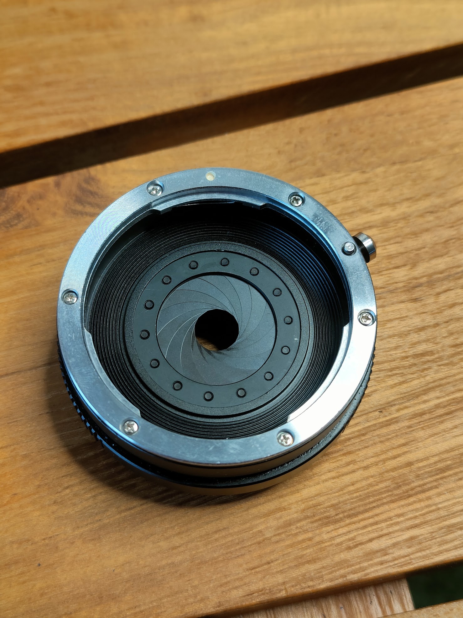 Quenox Fokalreduktor-Adapter mit manueller Blende für Canon EF auf MFT Panasonic