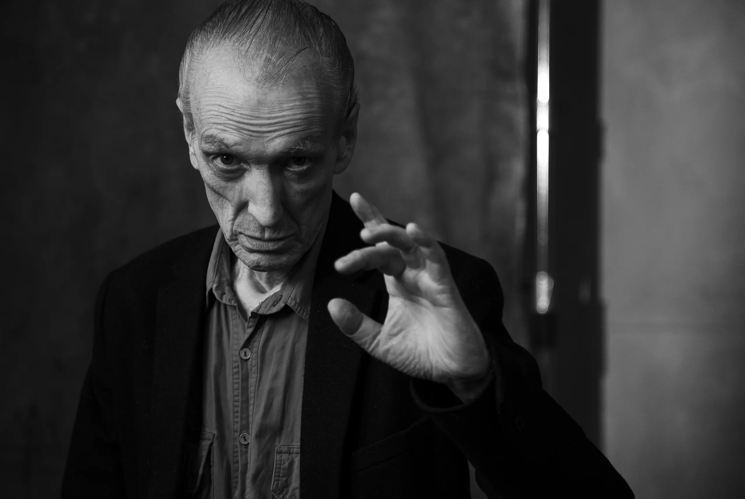 Künstlerportrait des Schauspielers Ulrich Günther in dramatischer Editorial-Lichtsetzung · Art Portrait · Portraitfotograf Jens Achtert · imagecouture