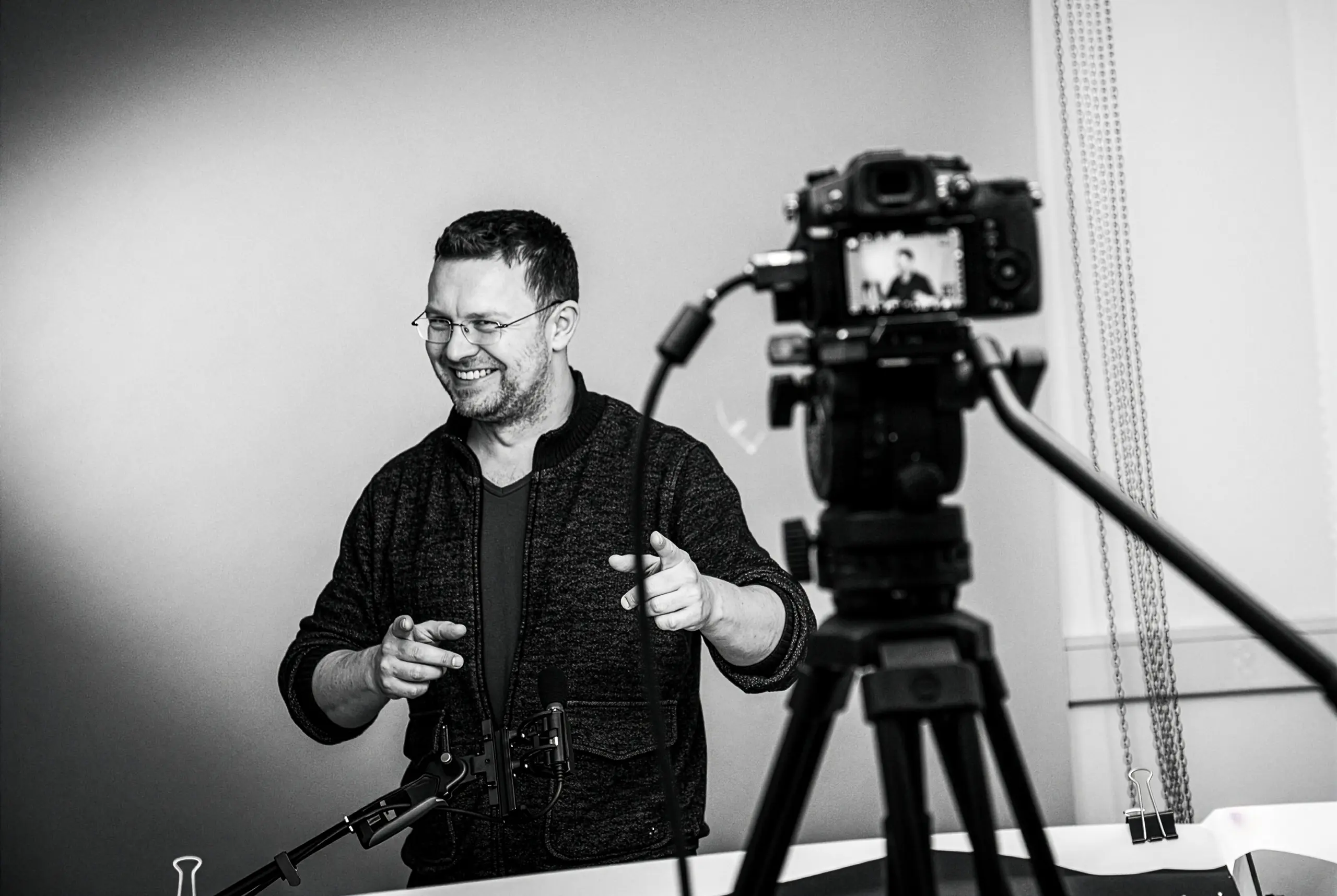 Videograf und Regisseur Jens Achtert am Filmset · Video Portrait, Imagefilm und Brand Interview Produktion · imagecouture