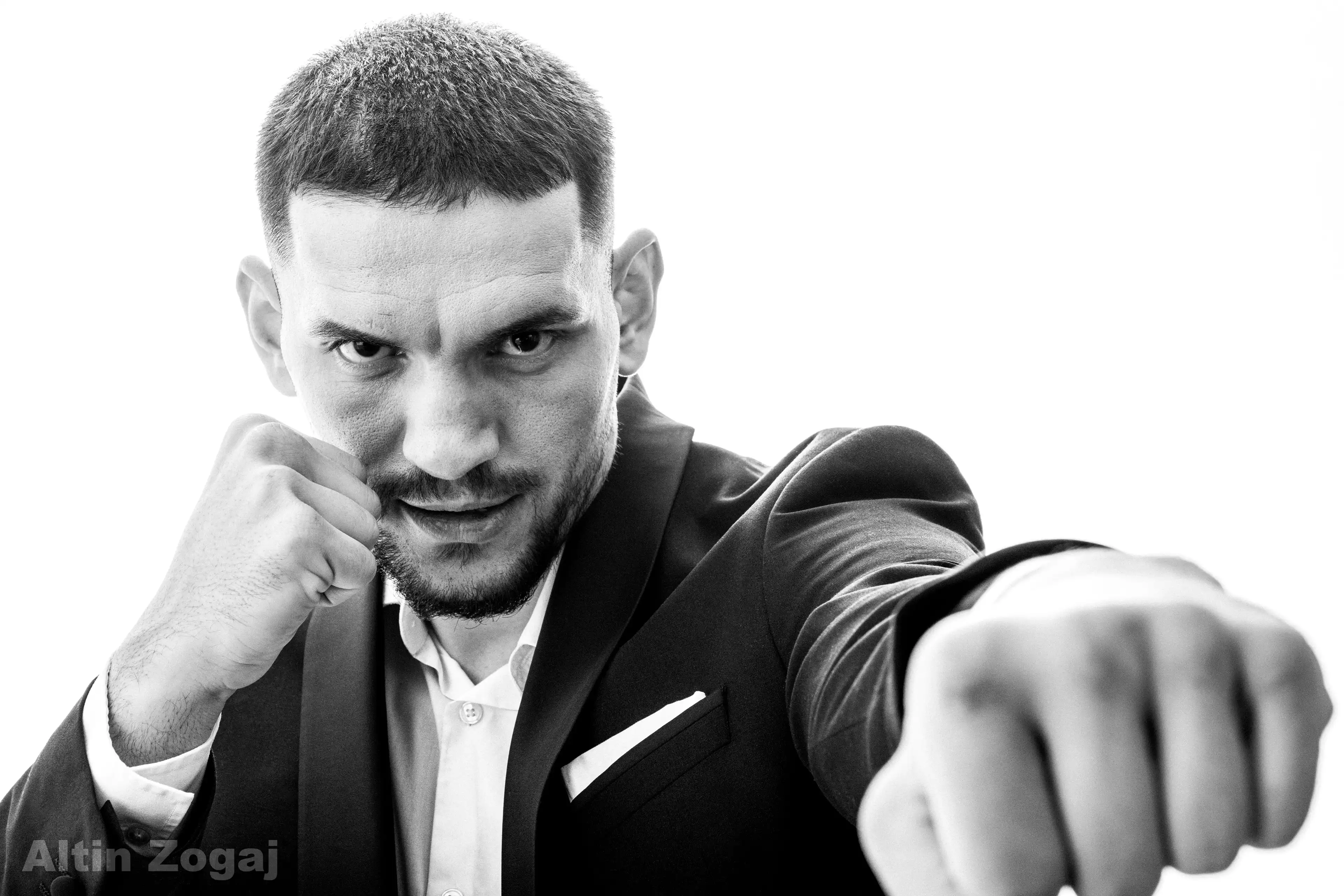Businessportrait Altin Zogaj in dramatischer Lichtsetzung · imagecouture · Jens Achtert