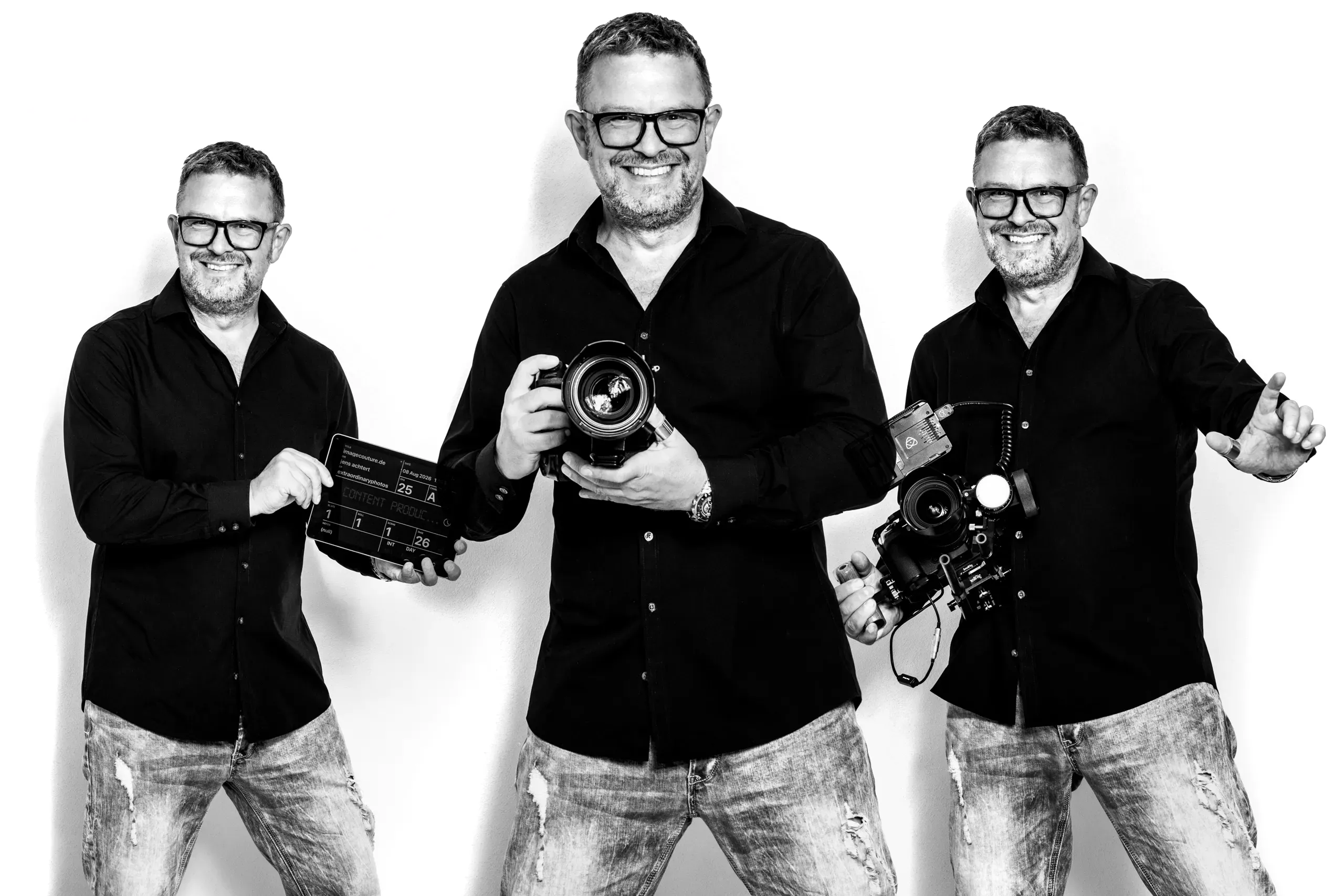 Jens Achtert dreifach in Schwarzweiß — mit Filmklappe, Fotokamera und Filmkamera · Businessfotograf und Regisseur aus Calw bei Stuttgart