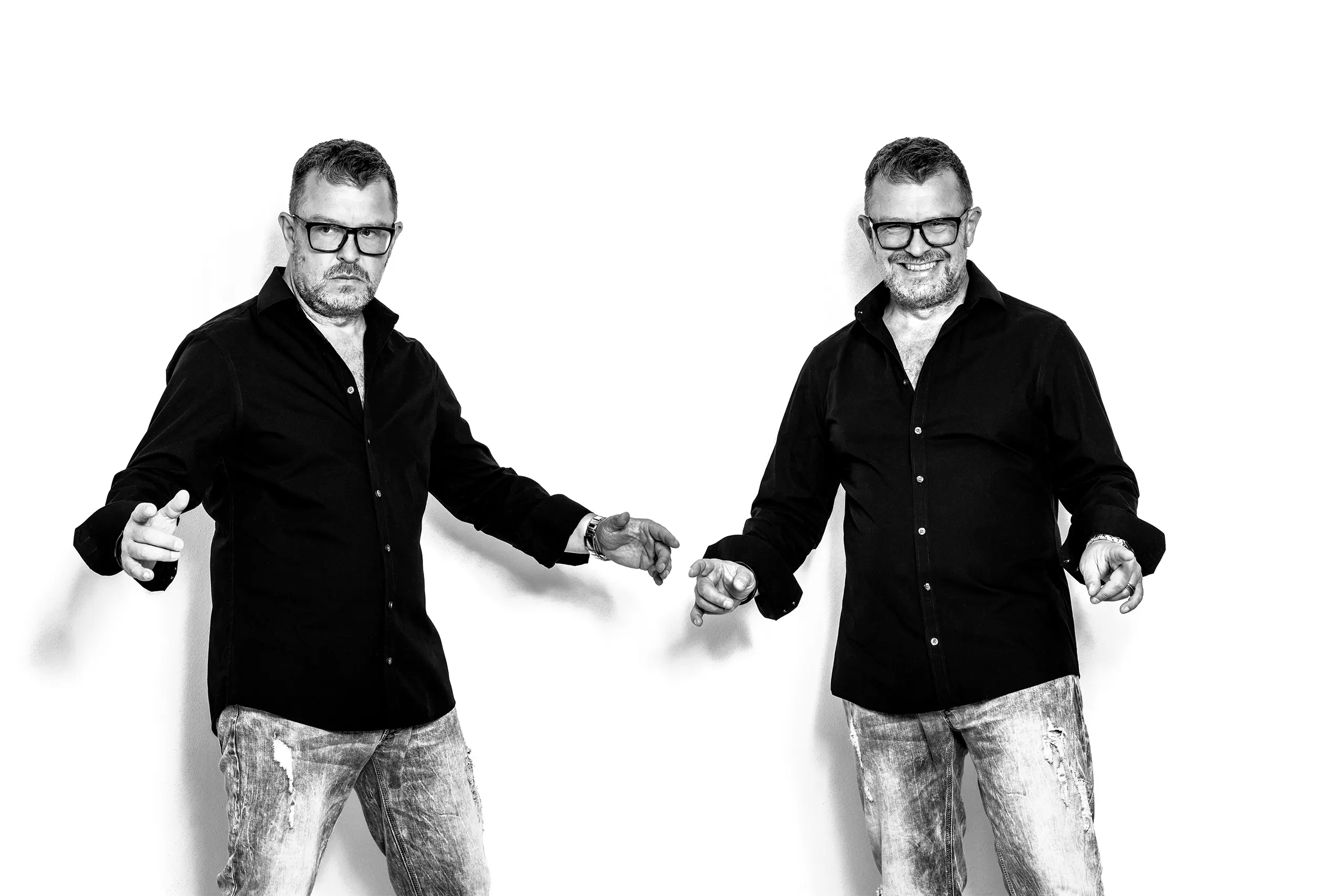 Jens Achtert als Doppelportrait in Schwarzweiß vor weißem Hintergrund · Businessfotograf und Regisseur · imagecouture