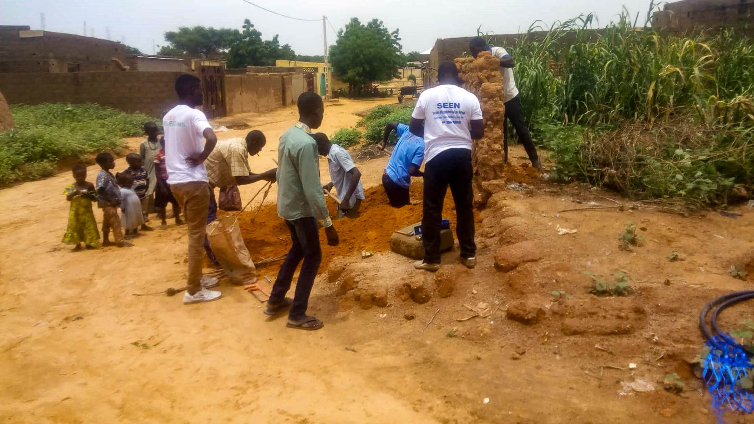 Grabungsarbeiten fuer die Wasserleitung gemeinsam mit dem Wasserversorger SEEN in Zinder, Niger · Projekt #waterforzinder