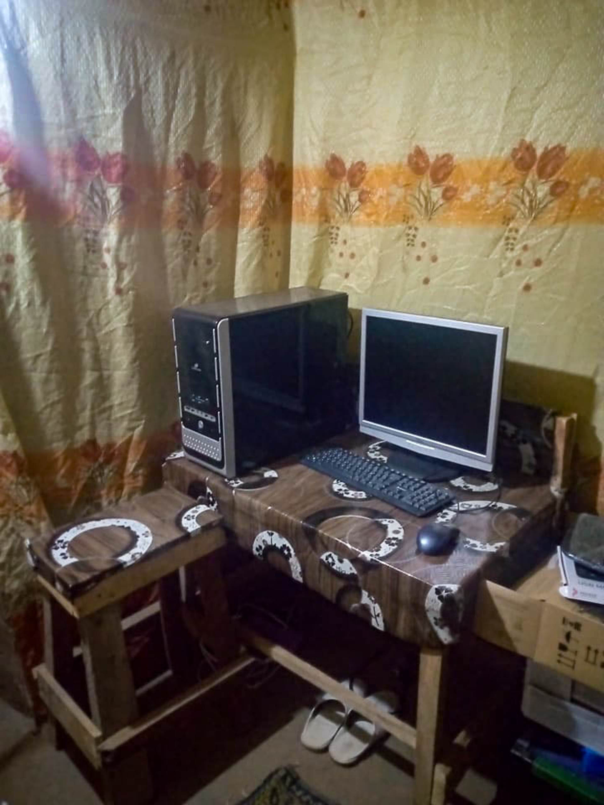 Gespendeter Computer mit Bildschirm auf einem selbstgebauten Holztisch in Zinder, Niger