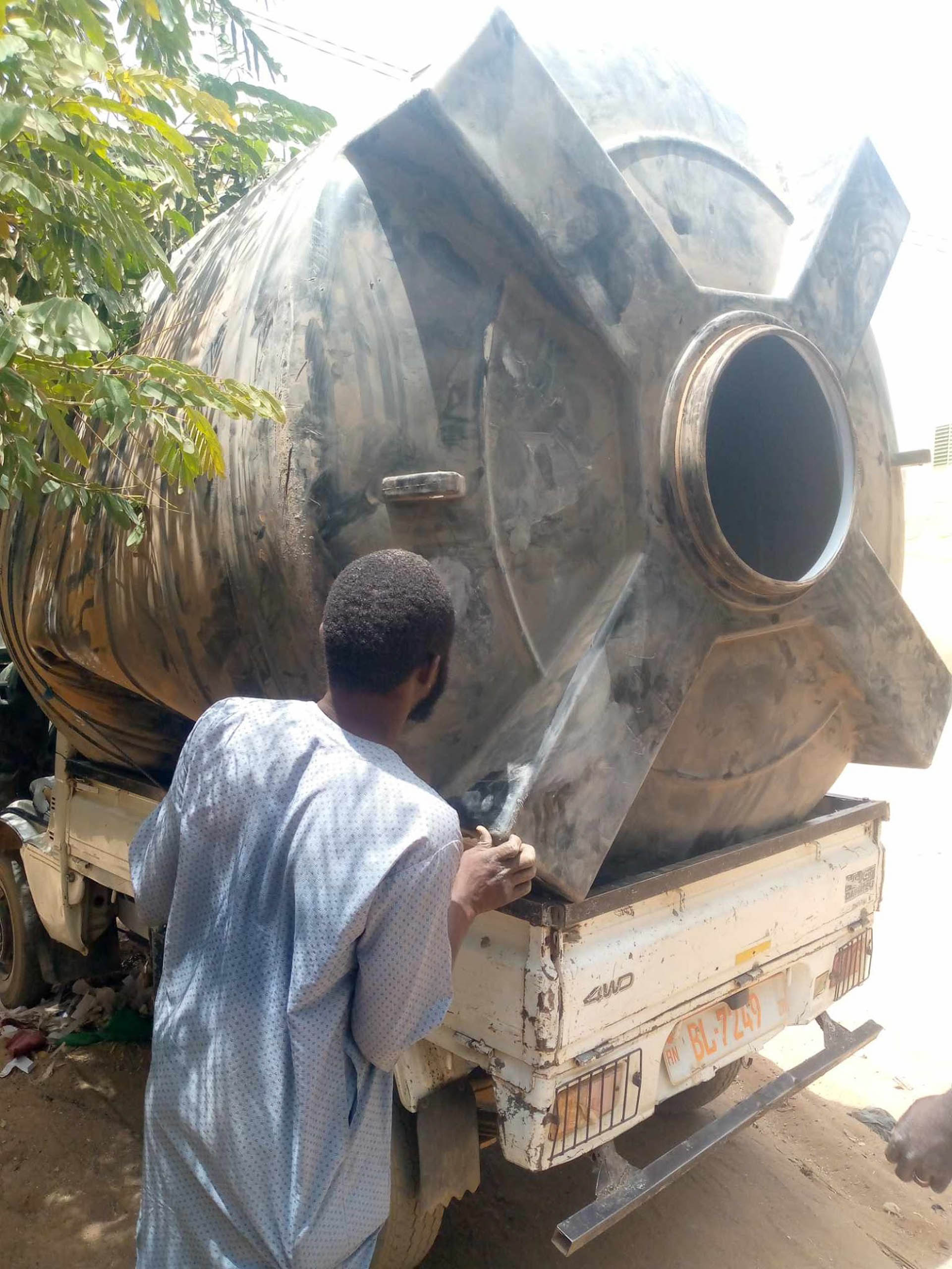 Anlieferung eines grossen Wassertanks auf einem Pick-up in Zinder, Niger · Projekt #waterforzinder