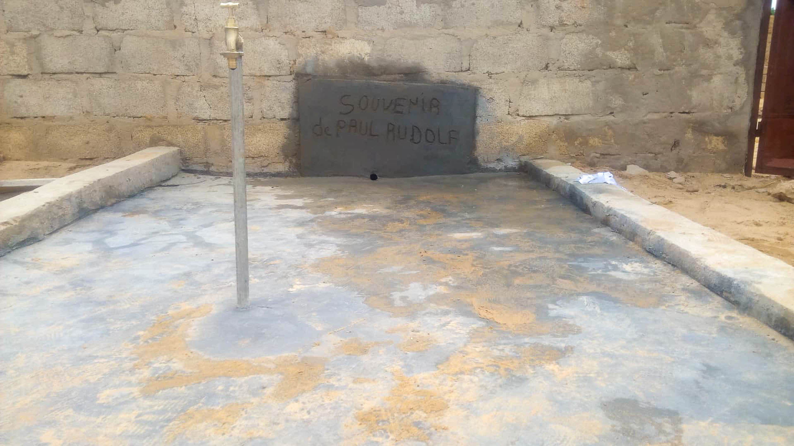 Der betonierte Wasserplatz mit der Inschrift SOUVENIR de PAUL RUDOLF in Zinder, Niger · Projekt #waterforzinder