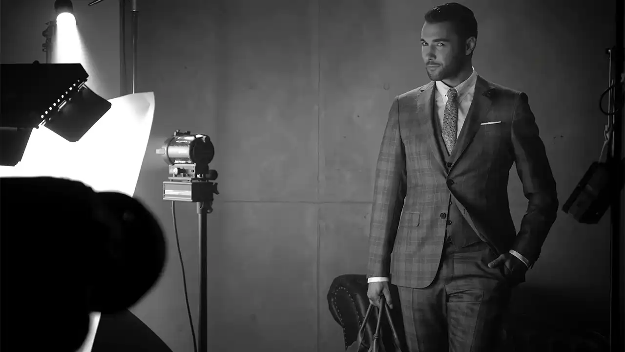 Portrait-Shooting im Studio, Jens Achtert an der Kamera, Standbild aus dem Making-of-Film
